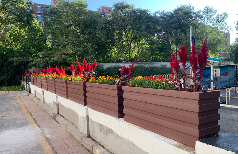 北京海淀區(qū)，紅檀色塑木花箱隔離
